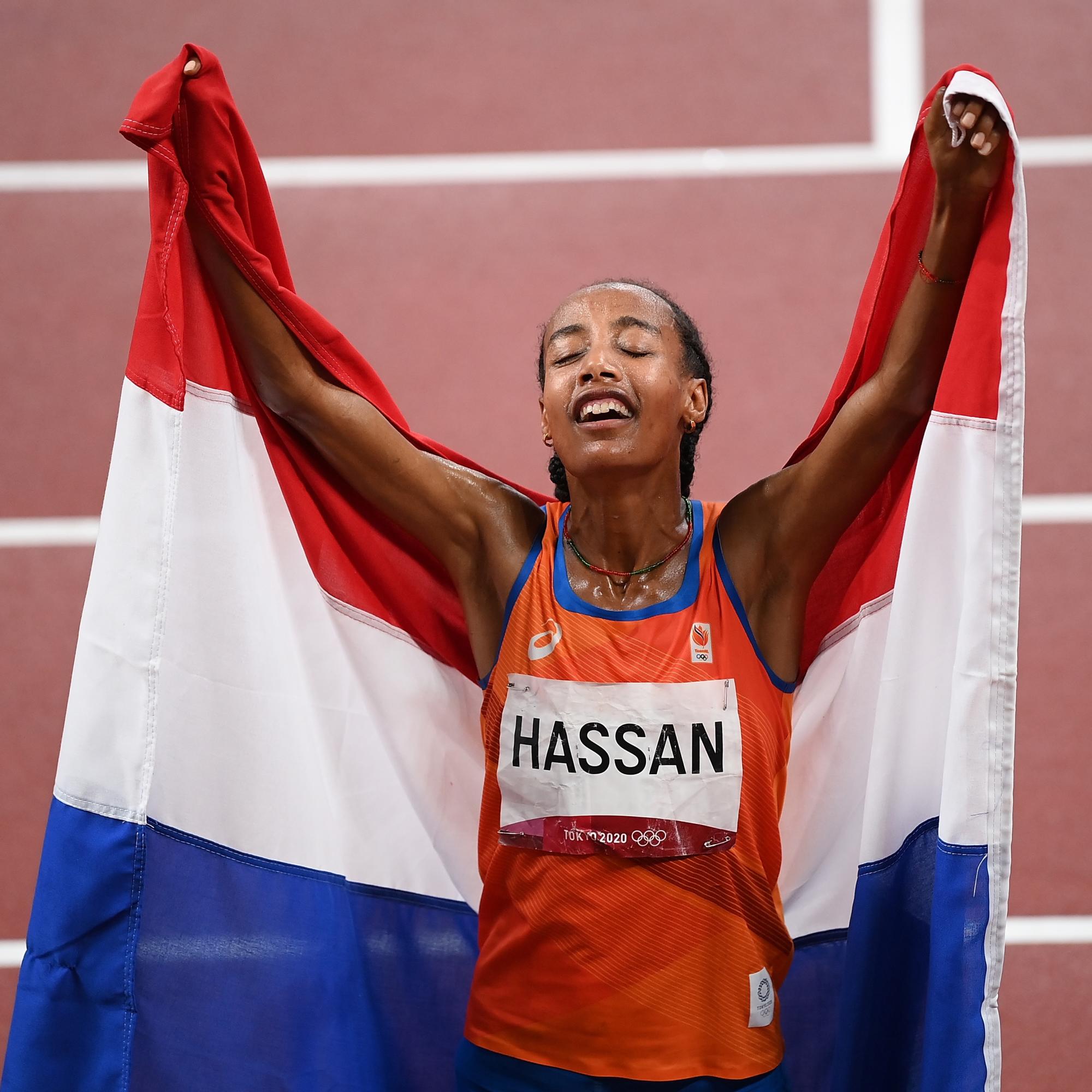 $!Sifan Hassan cae, se levanta y gana eliminatoria en 1,500m; luego logra oro en los 5,000m
