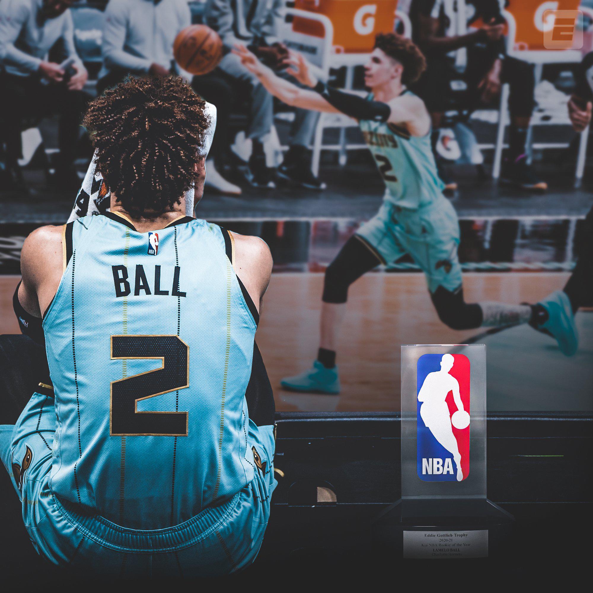 $!El base LaMelo Ball, de los Hornets, gana el premio de Novato del Año de la NBA