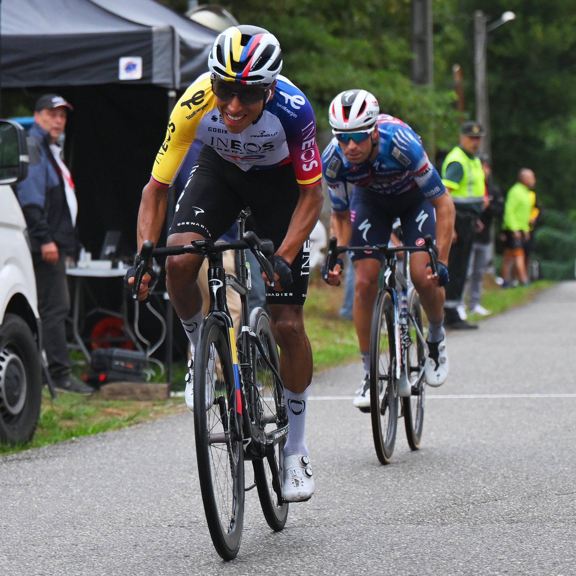 $!Egan Bernal se estrena en la Vuelta en otra etapa recortada por las protestas