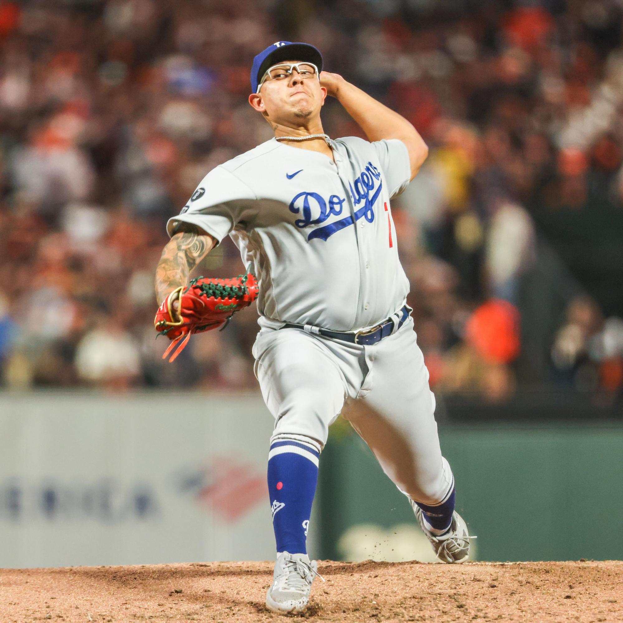 $!Julio Urías tiene desafortunado relevo en el Juego 2 entre Dodgers y Bravos