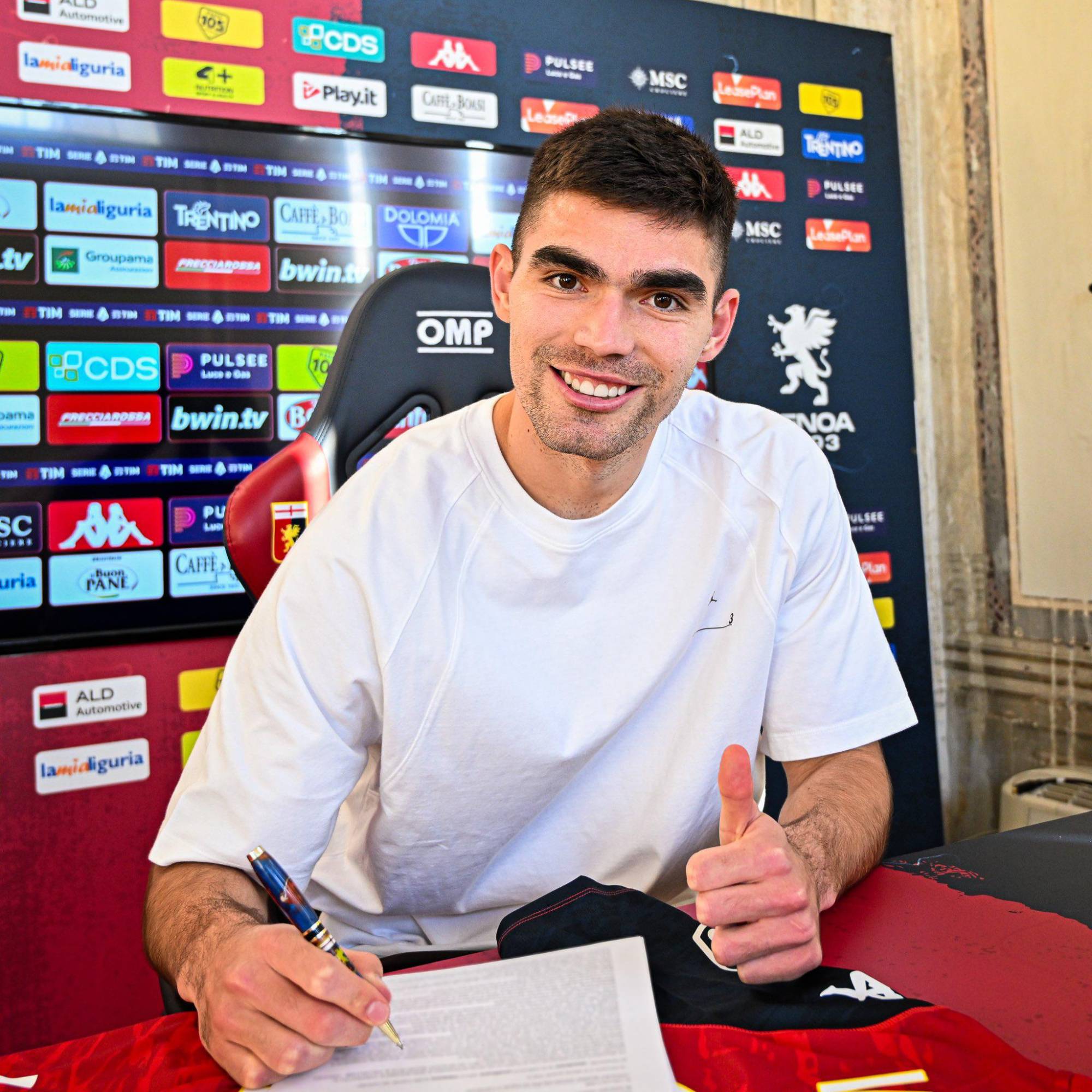 $!Johan Vásquez renueva con Genoa hasta 2028 y es nombrado capitán del equipo