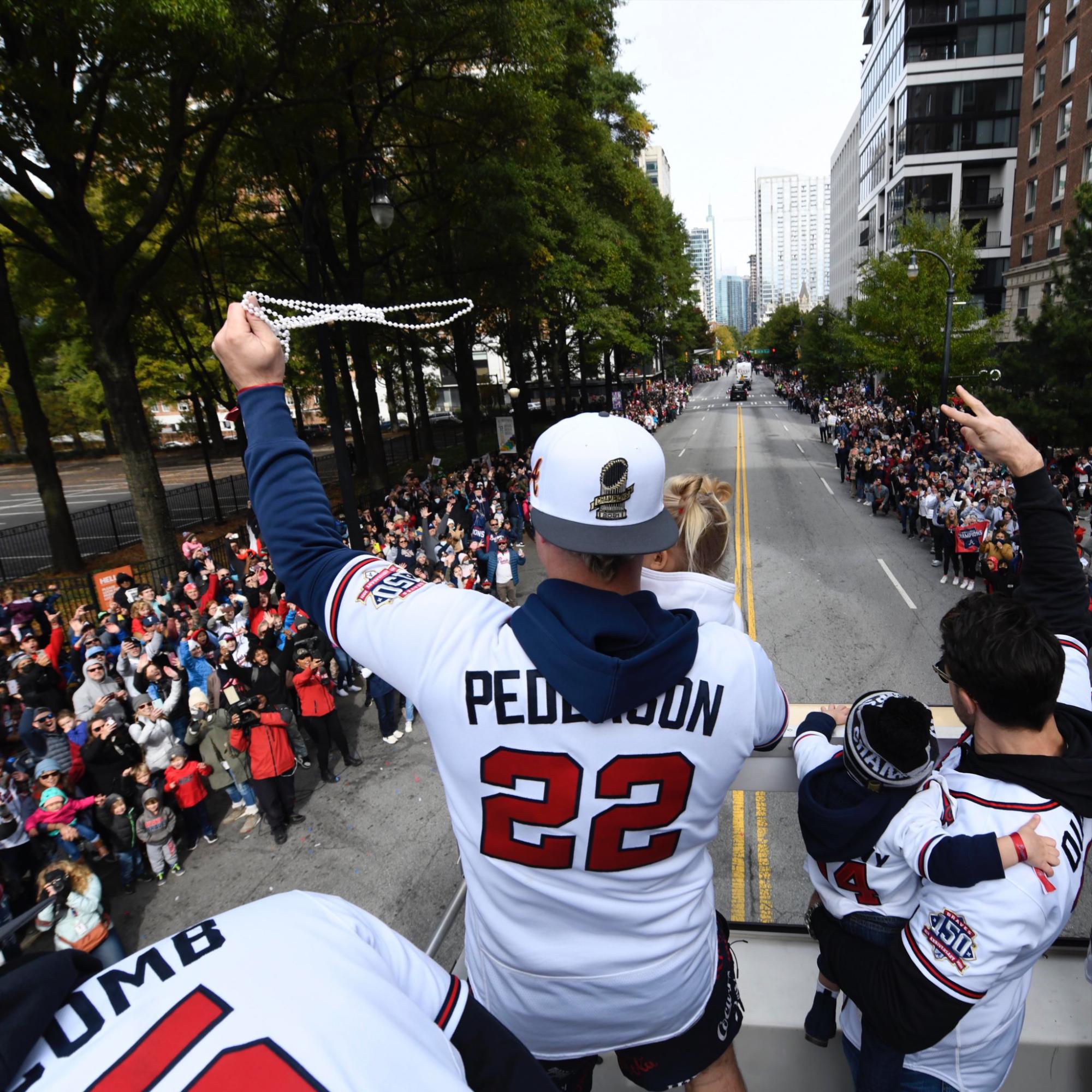 $!Miles abarrotan las calles de Atlanta para festejar a sus Bravos, campeones de la Serie Mundial