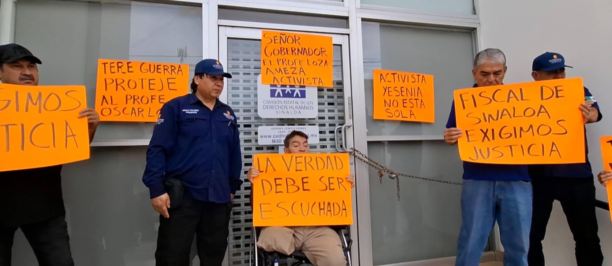 $!Manifestantes ‘cierran’ instalaciones de la CEDH en Sinaloa