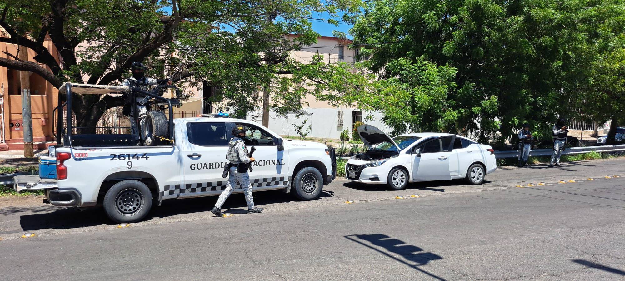 $!Aseguran vehículo con reporte de robo tras persecución en Culiacán; arrojaron ponchallantas