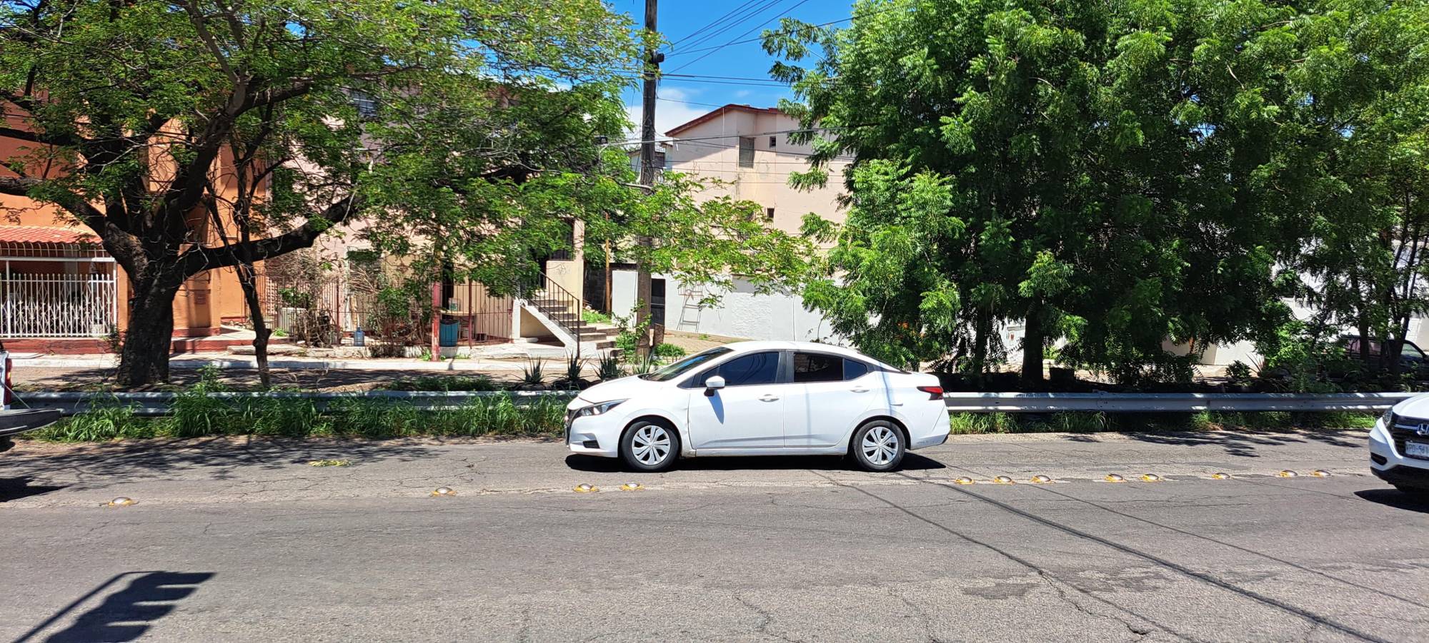 $!Aseguran vehículo con reporte de robo tras persecución en Culiacán; arrojaron ponchallantas