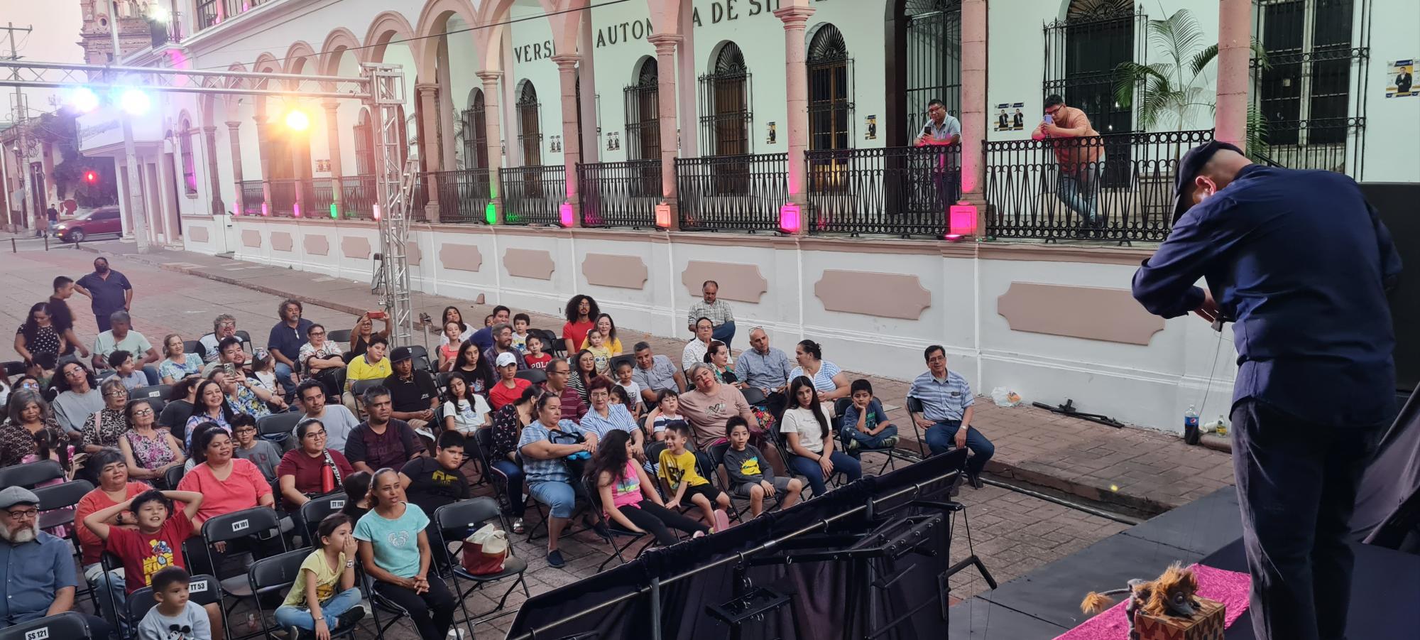 $!Familias se dieron cita en la explanada del Edificio Central de la UAS para disfrutar del espectáculo.