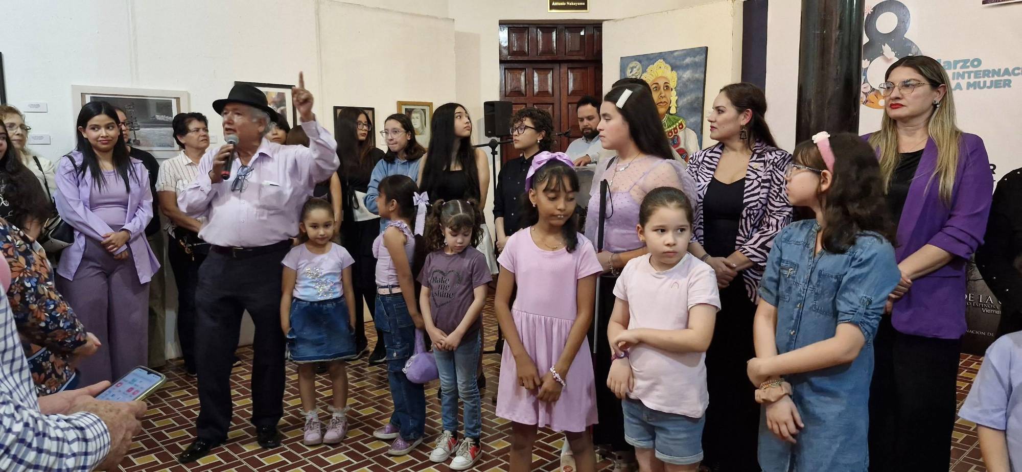 $!El público, mayormente femenino, acudió a la inauguración de la exposición ‘Una Mirada al Mundo de la Mujer’.