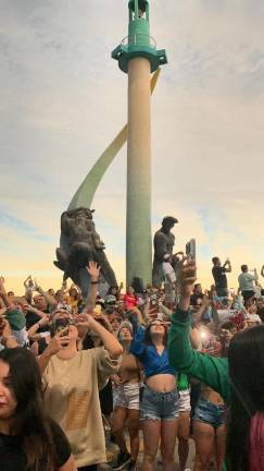 Cientos de personas observan el Eclipse Total de Sol junto al Monumento al Pescador.