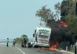 Cuatro muertos y cinco heridos, el primer reporte por incendio del autobús en la Culiacán-Los Mochis