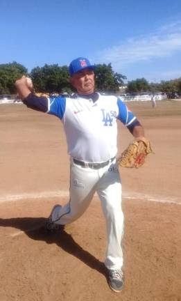 Jesús Barraza se acredita la victoria en la lomita.