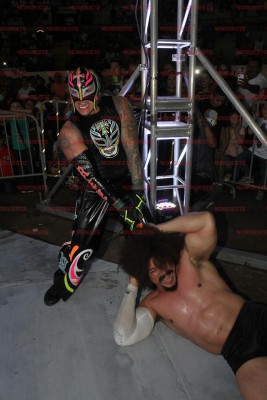 Rey Mysterio aplicó sus mejores técnicas para someter a sus rivales. Aquí contra Carlito.