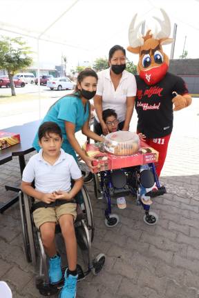 Venados y Aeternus entregaron roscas y juguetes a cuatro asociaciones de Mazatlán, entre las cuales están Padres y Compadres y Ejército de Salvación.