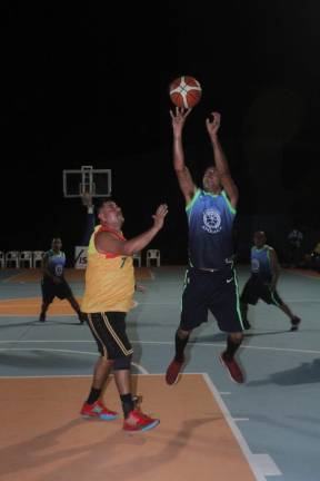 Doctores derrota a Amadortiz al son de 45-39 en la categoría Veteranos.