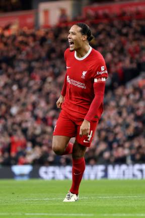 Virgil van Dijk celebra su gol.