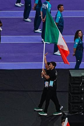 Nuria Diosdado y Marco Verde portan la bandera mexicana.