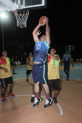 Juego entre Doctores y Amador Ortiz.