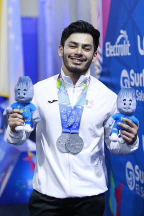 Jorge Adán Cárdenas luce sus dos medallas de plata.