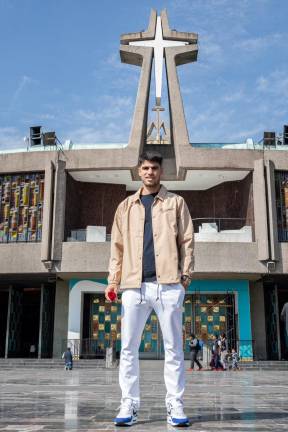 Carlos Alcaraz posa frente a la Nueva Basílica.
