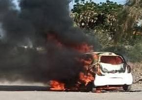 $!Auto compacto se incendia por un posible cortocircuito en Mazatlán
