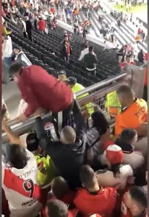 Aficionados se saltan reja del estadio Monumental.