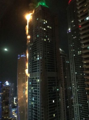 El edificio conocido como The Torch consumido por un incendio.