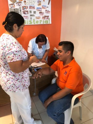 Sección 27 del SNTE realiza Feria de la salud en Guamúchil