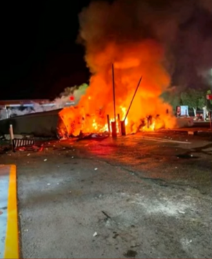 La noche del domingo un tráiler chocó contra la infraestructura de la caseta de cobro de Las Brisas.