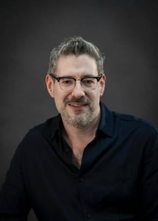 Mario Enrique Velázquez autor del libro ‘Tierra fértil, luminosa y alegre, relatos de los primeros pasos del Opus Dei en Sinaloa, este martes en el Colegio Chapultepec.