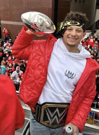 Patrick Mahomes apareció con su trofeo de MVP.