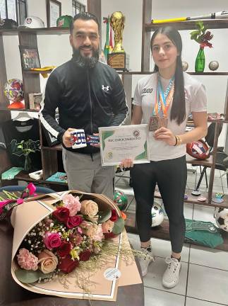José Alberto Beltrán Figueroa felicita a Ana Lucía Álvares López.
