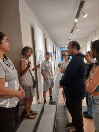 Lucia Santiago, durante el recorrido por su exposición.