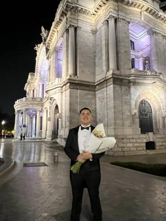 Alejandro Hernández Pacheco, afuera del Palacio de Bellas Artes, donde se llevó a cabo el concurso.