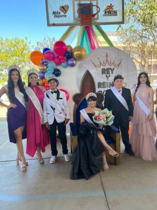 Carolina Ruelas y Siu Ling Cotero, Reina del Carnaval y de los Juegos Florales del Carnaval 2024, respectivamente, coronaron a los reyes del Día del Estudiante de la Escuela Secundaria Ángel Torrontegui Millán.
