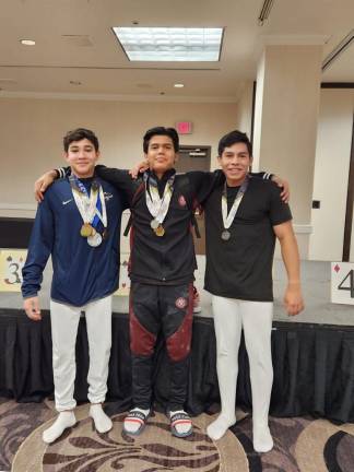 Los gimnastas sinaloenses lucen sus preseas.