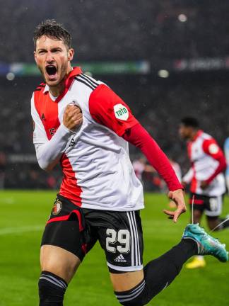 Santiago Giménez marca su cuarto gol en la Europa League.