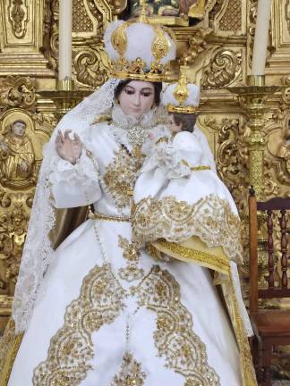Nuestra Señora del Rosario ya tiene nuevo vestido.