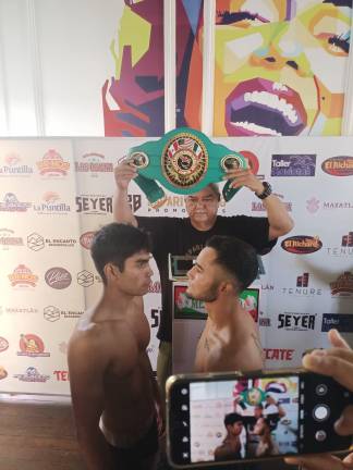 Luis “Iron Boy” Alvarado y Jesús “Veneno” Aréchiga cumplen con el pesaje.