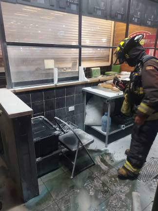 El incendio se registró en el área de cocina del negocios de tortas en el centro comercial.
