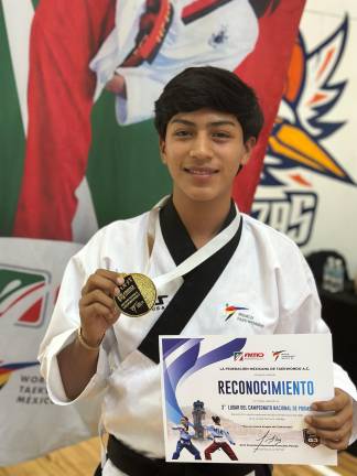 Nery Alexander Frías muestra su medalla de bronce.