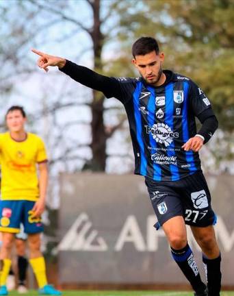 Daniel López busca ganarse minutos en la Liga MX con Querétaro.
