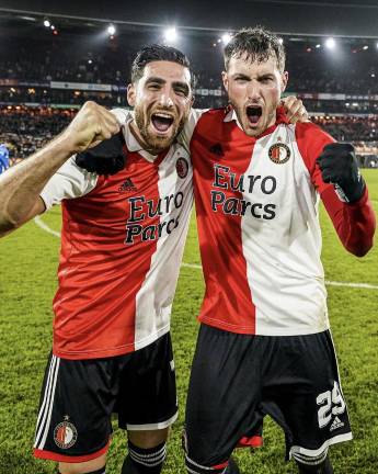 Santiago Giménez (der.) festeja el triunfo con su compañero.