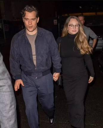 La pareja caminaba hacia una camioneta que los esperaba, Natalie reveló un abultado vientre.