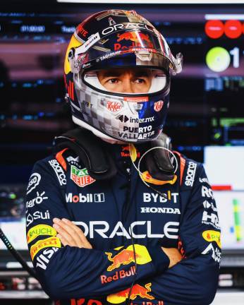 Pese a su renovación con Red Bull, no es seguro que el mexicano continúe en la escudería.