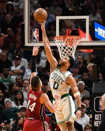 Jayson Tatum fue clave en el triunfo de Celtics.