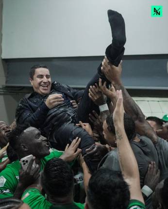 Efraín Juárez es levantado por sus juagdores.