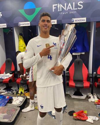 Raphaël Varane deja a la selección francesa.