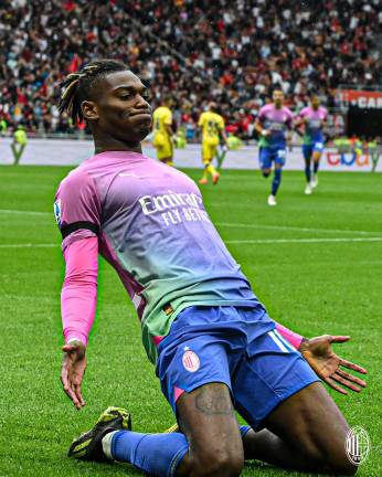 Rafael Leao anota por el Milán.