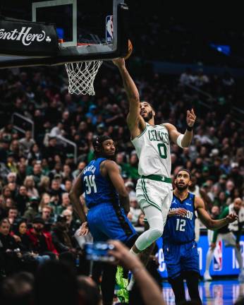 Los Celtics de Boston ganan en casa.