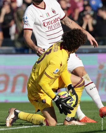 Guillermo Ochoa tuvo siete paradas ante el Milán.