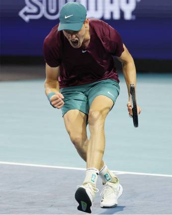 Jannik Sinner se impone en tres sets.